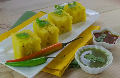 four dhokla moong dal pieces with chutney=